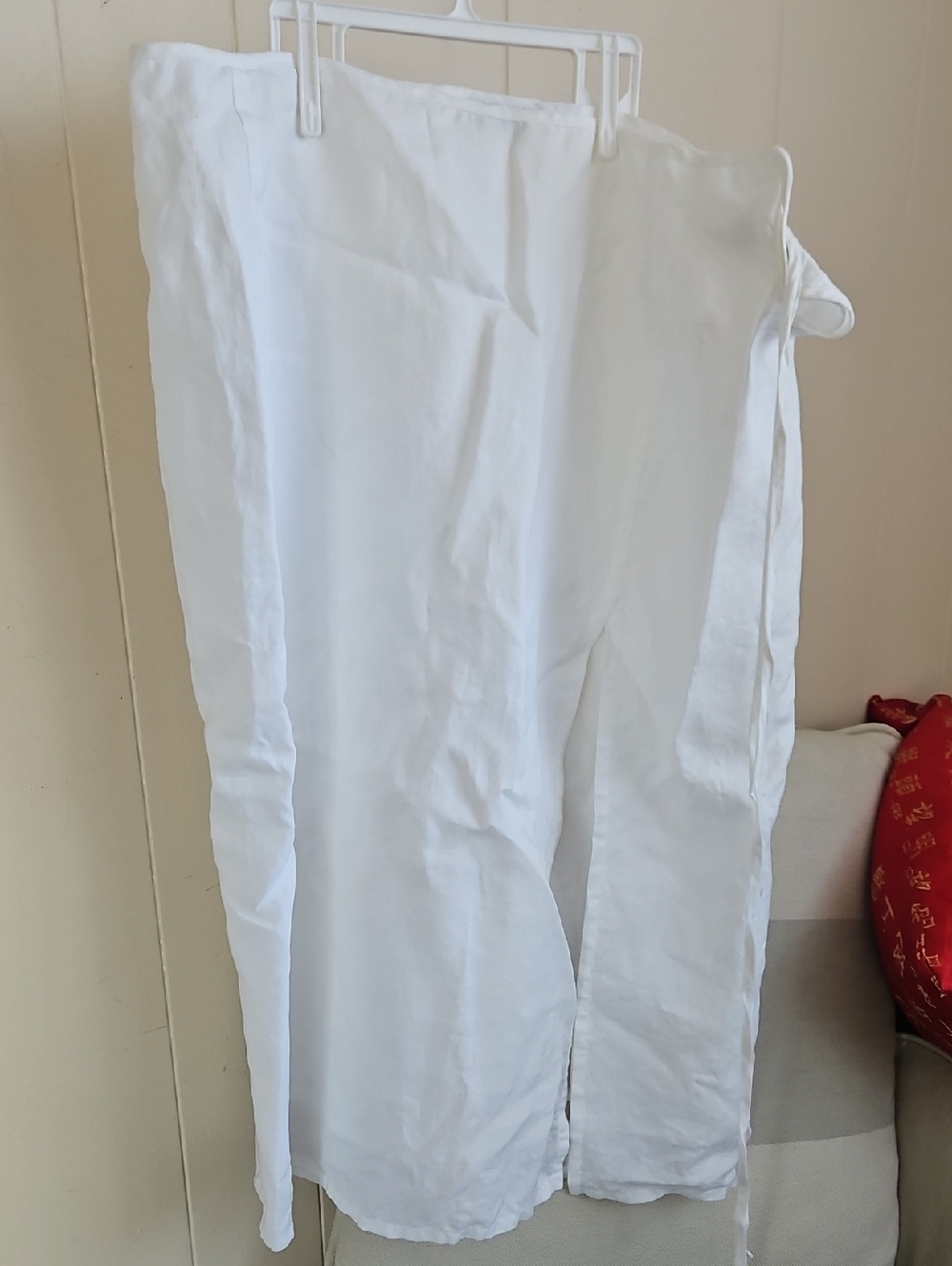 White Women's Pants with Size Tag Detail